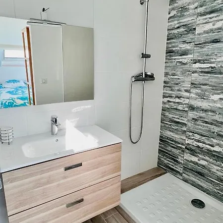 Apartment 2 Pieces Face A La Saint-Raphael (Var)